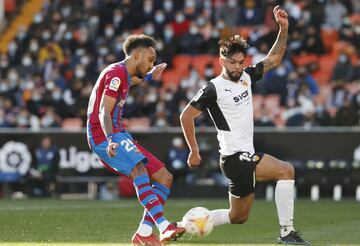 Aubameyang marca el 0-1 al Valencia. 