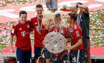 Con trofeo y cerveza en mano Bayern y James celebran el título