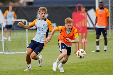Jeremy de León y Nico Paz durante el entrenamiento.