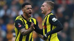 Gerard Deulofeu celebra el primer gol con Andre Gray.