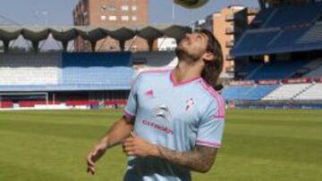 Larrivey, en su presentación con el Celta.