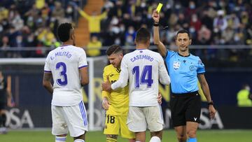 S&aacute;nchez Mart&iacute;nez amonesta a Casemiro en presencia de Militao en el Villarreal-Real Madrid.