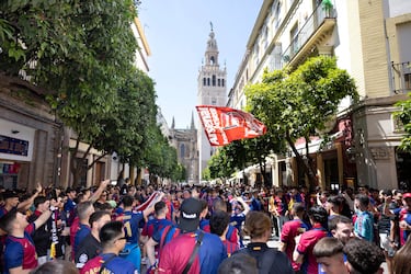 Aficionados del Barcelona y del Real Madrid disfrutan por las calles de Sevilla de las horas previas a la final de Copa. 