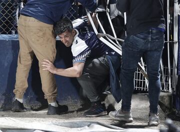 El partido se tuvo que detener a los nueve minutos de juego por graves incidentes tanto dentro como fuera del estadio. Hinchas del Lobo que quedaron afuera se enfrentaron con la policía, que reprimió de manera abrupta.  El humo de los gases lacrimógenos ingresó al estadio