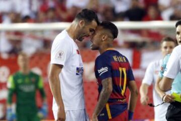 El delantero brasileño del FC Barcelona Neymar se encara con Iborra, del Sevilla, durante la final de la Copa del Rey