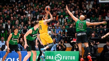 Ricky Rubio, base del Barça, lanza ante Andrews, alero del Joventut.