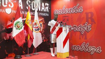 Presentación de Advíncula con el Rayo.