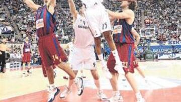 <b>DETERMINANTE. </b>La superioridad madridista en los rebotes (37 a 21) compensó el gran acierto azulgrana en triples (11/19).