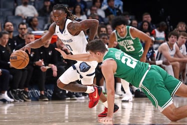 El base de los Memphis Grizzlies, Javon Small, le roba el balón al base de los Boston Celtics, Hugo González, durante el último cuarto en el FedExForum.