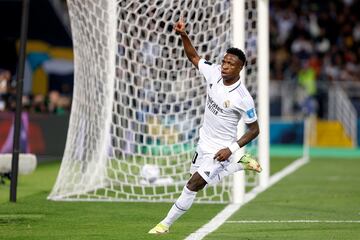 Vinicius, que ya marcó el gol inicial de las semifinales, también lo hace en la final. Pase filtrado para el extremo brasileño, que no falló en el mano a mano.