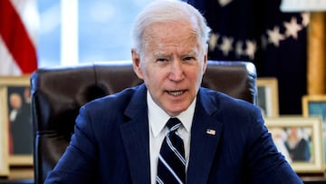 FOTO DE ARCHIVO: El presidente estadounidense Joe Biden habla antes de firmar el &quot;Plan de Rescate Estadounidense&quot;, un paquete de medidas de ayuda econ&oacute;mica para responder al impacto de la pandemia de la enfermedad del coronavirus (COVID-19), dentro de la Oficina Oval de la Casa Blanca en Washington. , EE. UU., 11 de marzo de 2021. 