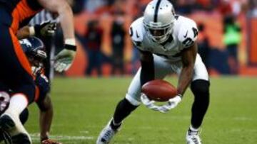 Charles Woodson con los Oakland Raiders recuperando un balón para su equipo. Un día más en la oficina para Charles.