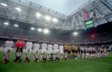 La Séptima se ganó el 20 de mayo de 1998 en el Amsterdam Arena frente a la Juventus. En la imágen el Real Madrid y la Juventus de Turín posando antes del comienzo del encuentro.