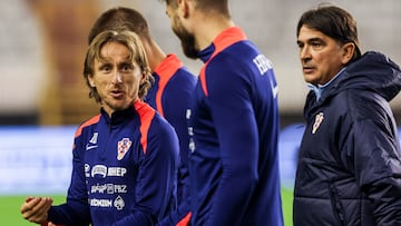 Split (Croatia), 17/11/2024.- Croatia national soccer head coach Zlatko Dalic (R) and his player Luka Modric attend a training session in Polyud Stadium, in Split, Croatia, 17 November 2024. Croatia will face Portugal in UEFA Nations League match on 18 November in Split. (Croacia) EFE/EPA/PAULO NOVAIS