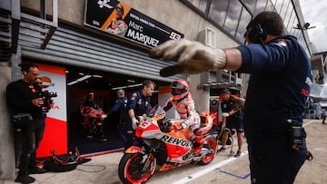 Marc Márquez en el pit lane de Le Mans.