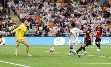 3-0. Brahim asiste a Lucas Vázquez en la banda derecha, el lateral centra y Valjent deja pasar el balón. Rodrygo atento, remata a placer en el segundo palo el tercer tanto.