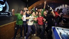 Jugadores del Club Balonmano Alca&ntilde;iz (Teruel) celebran el cuarto premio de la Loter&iacute;a de Navidad que han repartido mediante papeletas entre los jugadores y sus familiares y amigos. 