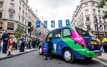 Desde Trafalgar Square hasta Regent Street, los dos grandes puntos de interés para aficionados y turistas, los escudos, banderas y pancartas del Real Madrid y Borussia de Dortmund adornan las calles londinenses.