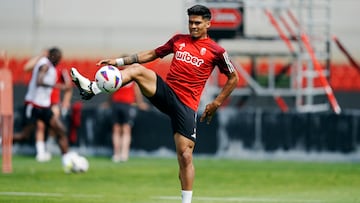 Matías Arezo, durante un entrenamiento con el Granada.