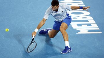 Melbourne (Australia), 21/01/2024.- Novak Djokovic of Serbia in action against Adrian Mannarino of France during the Men's 4th round match at the Australian Open tennis tournament in Melbourne, Australia, 21 January 2024. (Tenis, Francia) EFE/EPA/MAST IRHAM
