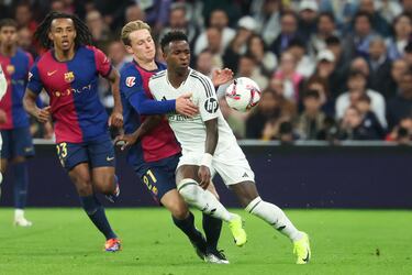 Con la intención de darle más pausa y fluidez en el mediocampo al Barça, Hansi Flick apostó por el mediocampista Neerlandés, movimiento que terminó por darle la razón.