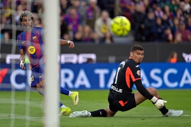 El jugador del Barcelona, Lamine Yamal, marca el 3-1 al Villarreal. 
