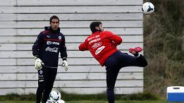 Paulo Garcés ha compartido habitualmente con Claudio Bravo en la selección chilena.