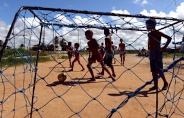 Varios niños juegan al fútbol en un barrio pobre de Olinda, a unos 18 km de Recife, en el noreste de Brasil, durante el Mundial de Brasil 2013 torneo de fútbol FIFA Confederaciones. El centro histórico de Olinda está catalogado como Patrimonio de la Humanidad por la UNESCO.