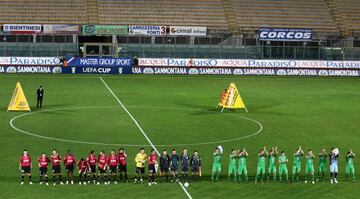 Livorno y Espanyol, posando al inicio del encuentro.