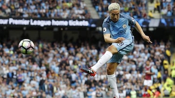 Nasri dispara en su duelo ante el West Ham.