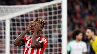 El delantero del Athletic Club Nico Williams se lamenta por una ocasión perdida durante el partido de vuelta de semifinales de la Copa del Rey que Athletic Club de Bilbao y Atlético Osasuna disputan hoy martes en San Mamés. EFE/ Luis Tejido