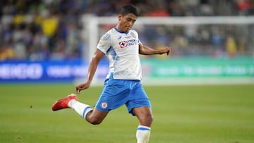 Luis Romo durante un partido con Cruz Azul