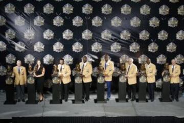 El resto de los nuevos miembros del Hall of Fame tambi¨¦n dieron emotivos discursos de ingreso. Ron Wolf dijo que en su tiempo "hab¨ªa una amenaza para los jugadores que era ser traspasado a los Packers. Trabajamos duro para eliminar ese estigma. De repente, los jugadores quer¨ªan venir a jugar a la catedral del football, Lambeau Field". Tim Brown destac¨® una an¨¦cdota sobre su regreso a casa despu¨¦s de ganar el Heisman y ser Pro Bowler en su a?o rookie, y ser humilde despu¨¦s de eso, seguir siendo Timmy. Jerome Bettis record¨® a su padre y le agradeci¨® el premio, ya que seg¨²n el corredor fue gracias a ¨¦l que lo hab¨ªa conseguido. Bill Polian record¨® su paso por los Bills y se acord¨® especialmente del entrenador Marv Levy. Will Shields le dedic¨® el honor a uno de sus primeros entrenadores, el se?or Ortiz. Fran Tarkenton habl¨® en nombre de Mick Tingelhoff, destacando que hab¨ªa tardado 37 a?os en llegar a eset momento y recordando a sus compa?eros de equipo y a su entrenador Bud Grant (tambi¨¦n en el Sal¨®n de la Fama), a los fans e incluso a los aficionados de los Steelers que les derrotaron en la Super Bowl. Charles Haley habl¨® de su lucha contra su trastorno bipolar y dijo tomar sus medicinas y querer servir de ejemplo para que la gente que la sufre haga lo mismo.