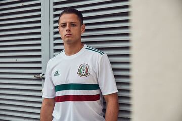 La Selección Mexicana presentó su segundo uniforme para la justa veraniega de este año, en el que destacan las líneas rojas y verdes sobre la playera blanca. Su atuendo hace recordar al mostrado en Argentina 78, pero con las franjas horizontales.