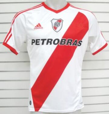 Con esta camiseta River perdió la categoría en 2011. La casaca que nadie quiere en su guardarropa.