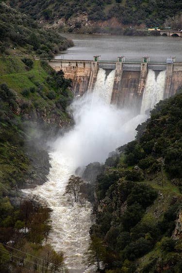 Vista del embalse de Picadas, a 19 de marzo de 2025, en Madrid (España). El embalse de Picadas se encuentra desembalsando a una tasa de 202 metros cúbicos por segundo por lo cual la Conferencia Hidrográfica del Tajo ha recomendado extremar las precauciones en las zonas en torno a la presa.
