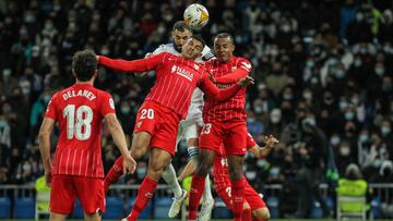 Koundé y Diego Carlos, ante Benzema.