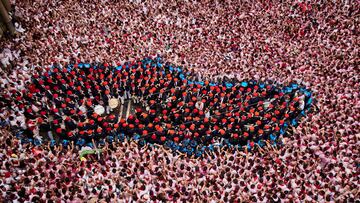 Luis Sabalza, presidente de Osasuna, lanzó el chupinazo de estos San Fermines dando inicio a una de las mayores fiestas del panorama nacional. La Plaza del Ayutamiento de Pamplona se llenó hasta la bandera.