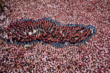 Luis Sabalza, presidente de Osasuna, lanzó el chupinazo de estos San Fermines dando inicio a una de las mayores fiestas del panorama nacional. La Plaza del Ayutamiento de Pamplona se llenó hasta la bandera.