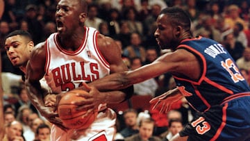 Michael Jordan, contra Allan Houston y los Knicks en un partido de 1998.