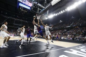 Tomic se jug¨® el ¨²ltimo tiro de la pr¨®rroga. El bal¨®n no entr¨®, Randolph lo cogi¨® con una mano y toc¨® el tablero con la otra. Los ¨¢rbitros dieron canasta en el Instant Replay por error.