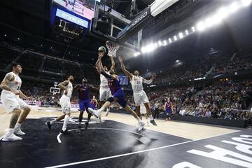 Tomic se jugó el último tiro de la prórroga. El balón no entró, Randolph lo cogió con una mano y tocó el tablero con la otra. Los árbitros dieron canasta en el Instant Replay por error.