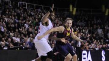 Samardo Samuels defiende a Oleson durante un partido en 2014 en el Palau.