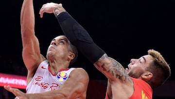 Willy Hernang&oacute;mez trata de taponar el lanzamiento de Angel Rodr&iacute;guez durante el Espa&ntilde;a - Puerto Rico de la primera ronda del Mundial de China.