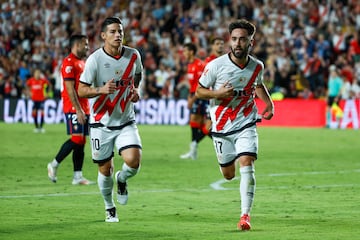 El centrocampista del Rayo Vallecano Unai López (d) celebra su gol junto al colombiano James Rodríguez (i) durante el partido de la quinta jornada de LaLiga que Rayo Vallecano y Osasuna disputan este lunes en el estadio de Vallecas.