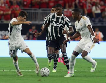 Rashford controla un balón entre Alaba Fran García.