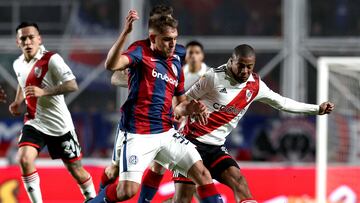 River Plate's Uruguayan midfielder Nicolas De La Cruz (R) vies for the ball with San Lorenzo's midfielder Francisco Peruzzi during the Argentine Professional Football League Tournament 2023 match at the Pedro Bidegain stadium in Buenos Aires, on July 8, 2023. (Photo by ALEJANDRO PAGNI / AFP)