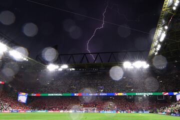 Un rayo cae a a las afueras del BvB Stadium de Dortmund.