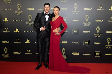 
El delantero del F.C. Barcelona y la karateka son grandes apasionados del deporte y pareja desde 2013. Ambos poseen negocios en la ciudad condal, de donde Anna ha declarado que es una gran fan. Comparten muchos entrenamientos, además de publicar diversos videos juntos en las redes sociales.
