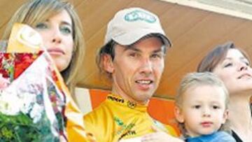 <b>GANÓ PAPÁ. </b>Tonkov en el podio con su hijo pequeño, Alexander.